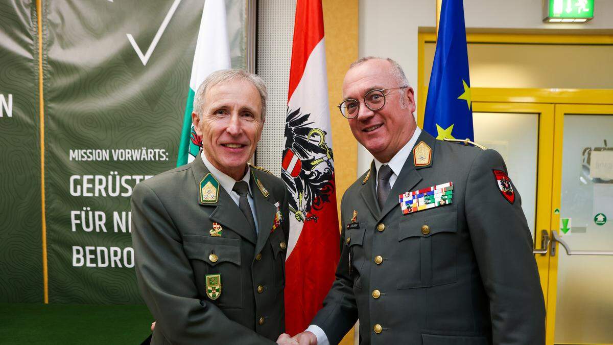 Militärkommandant Brigadier Heinz Zöllner (rechts) verabschiedet seinen Stellvertreter Oberst Ernst Trinkl in den Ruhestand