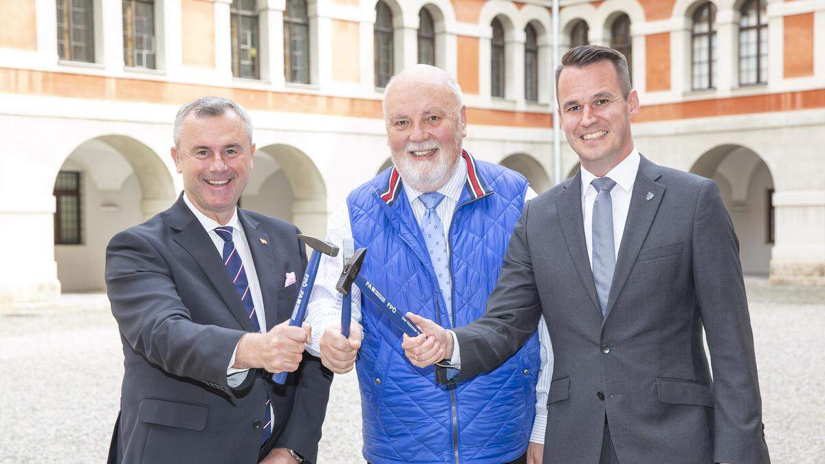 FA-Spitzenkandidat Harald Korschelt flankiert von Norbert Hofer (3. Nationalratspräsident) und Stefan Hermann, FPÖ-Landesparteisekretär 