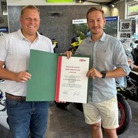 30 Jahre Motorrad Klein: WKO-Regionalstellenleiter Martin Heidinger (l.) überreichte Geschäftsführer Nicolas Klein die Jubiläumsurkunde