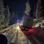 In Schladming ist ein Lkw bei tief winterlichen Verhältnissen von einer Straße auf der Planai abgekommen