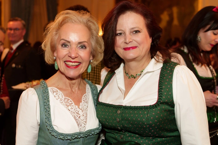 Hannelore Hölbling (Mode und Parfumerie) und Landesrätin Claudia Holzer 