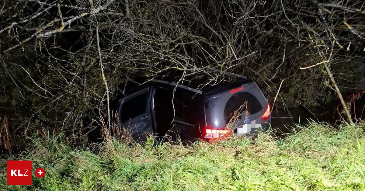 Auto-landete-im-Bach-Feuerwehr-im-Einsatz