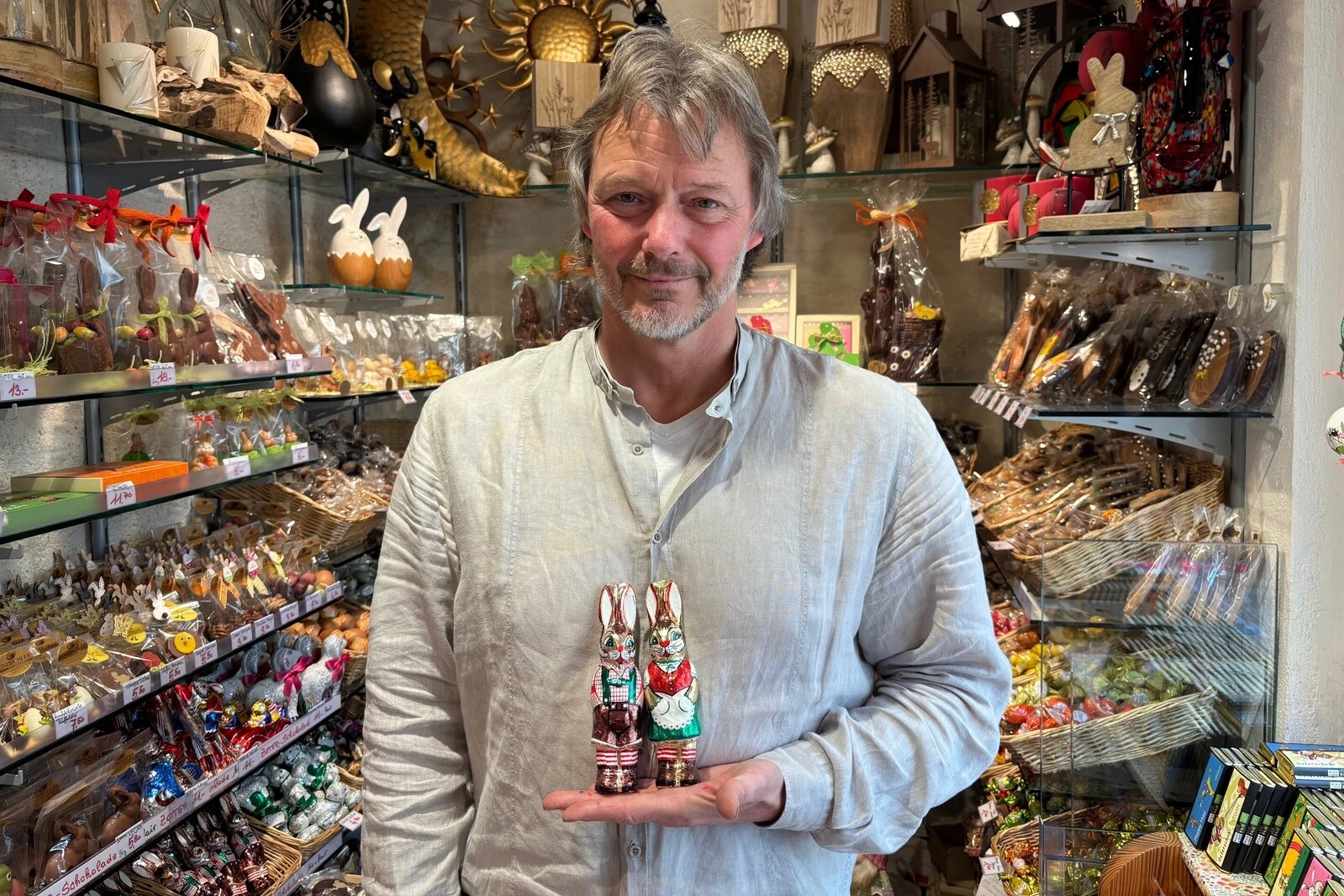Peter Linzbichler in seinem Geschäft, mit einem steirischen Schoko-Osterhasen-Pärchen 