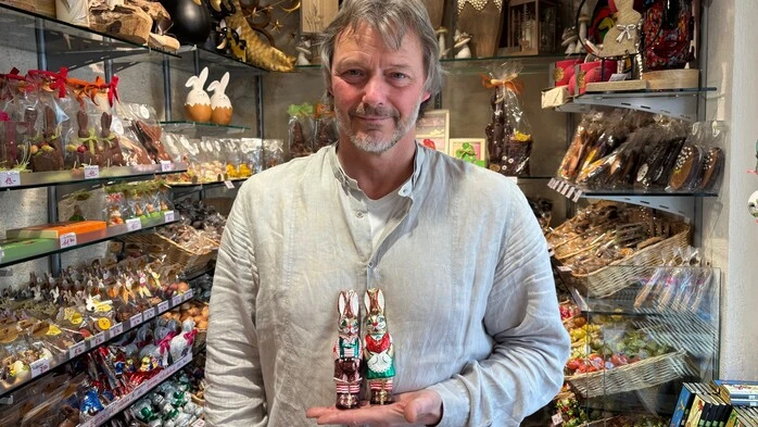 Peter Linzbichler in seinem Geschäft, mit einem steirischen Schoko-Osterhasen-Pärchen 