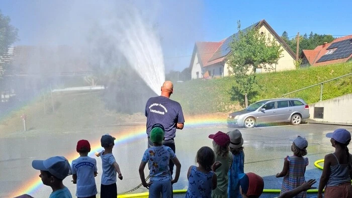 Die Kinder des Pfarrkindergartens konnten den Einsatz eines Löschgeräts aus nächster Nähe beobachten