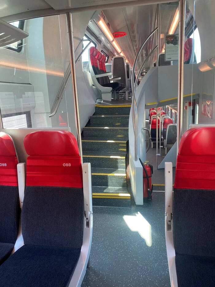 Blick in einen modernisierten Cityjet-Doppelstockzug der ÖBB
