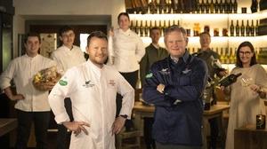 Das Team der Weinbank in Ehrenhausen rund um Gerhard Fuchs und Christian Zach: Das südsteirische Restaurant zählt nun auch bei HENRIS zu den Topadressen