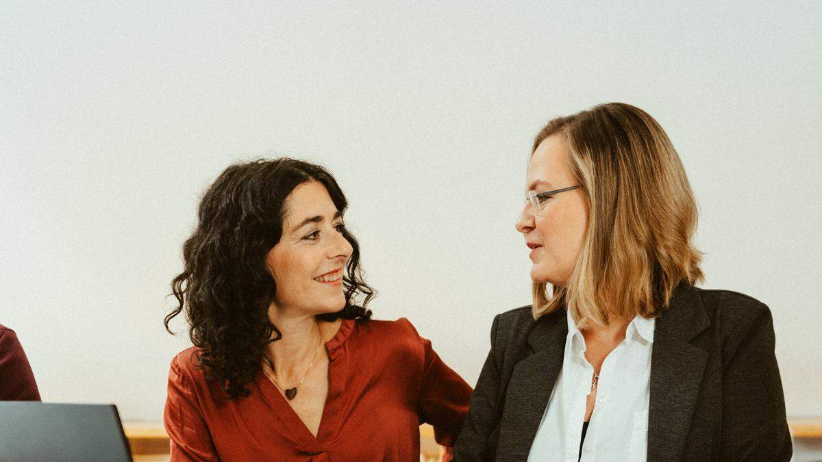 Sandra Krautwaschl (l.) und Wissenschaftssprecherin Veronika Nitsche (Grüne)