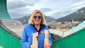 Elfriede Vesely mit Holztrophäen für die „Stockerl-Plätze“
