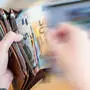 Bild zeigt eine Geldbörse mit Euro-Scheinen
