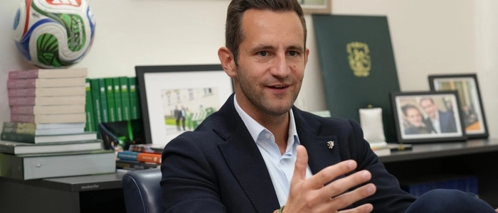 Der steirische ÖVP-Klubobmann Lukas Schnitzer würde sich „Mitte-Rechts“ verorten.