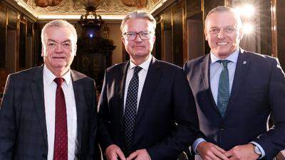 Sie liegen in den Umfragen vorne: Mario Kunasek (FPÖ, rechts), Christopher Drexler (ÖVP, Mitte) und Anton Lang (SPÖ, links)