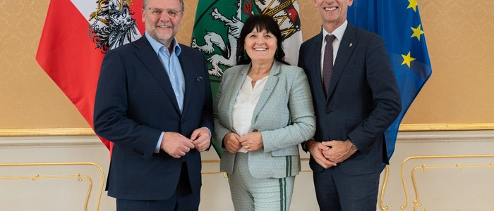 Staatssekretär Josef Schellhorn (Neos) mit Vize-LH Manuela Khom und Wirtschaftslandesrat Willibald Ehrenhöfer (ÖVP)