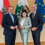 Staatssekretär Josef Schellhorn (Neos) mit Vize-LH Manuela Khom und Wirtschaftslandesrat Willibald Ehrenhöfer (ÖVP)