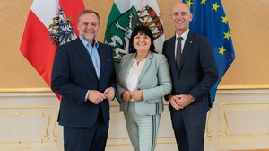Staatssekretär Josef Schellhorn (Neos) mit Vize-LH Manuela Khom und Wirtschaftslandesrat Willibald Ehrenhöfer (ÖVP)