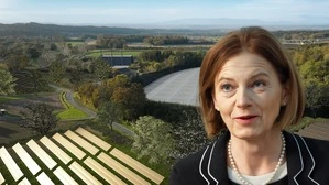 Landesrätin Simone Schmiedtbauer vor einem Rendering des geplanten Sonnenspeicherprojekts mit den Solarflächen und dem Speicherbecken