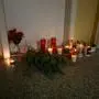 Vor der Wohnung, in der die Tat geschah, haben Trauernde Kerzen platziert