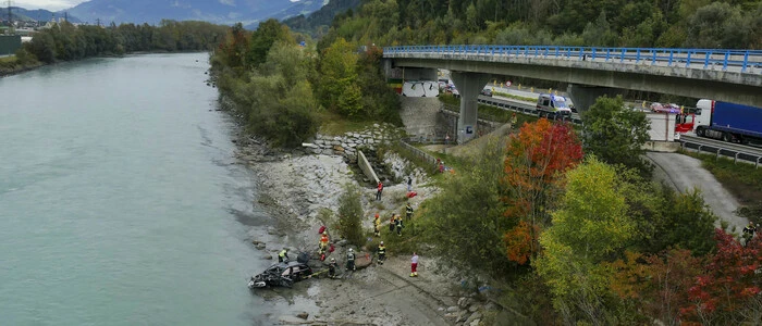 Über diese Autobahnbrücke stürzte der 65-Jährige in den Inn. Für ihn kam jede Hilfe zu spät.