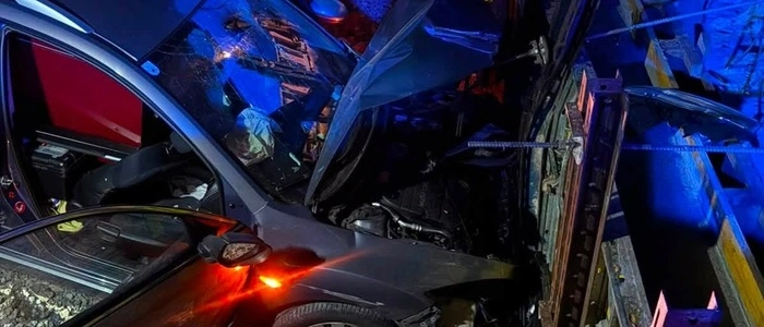 Pkw landete in der Baugrube auf der A 9 bei Kammern