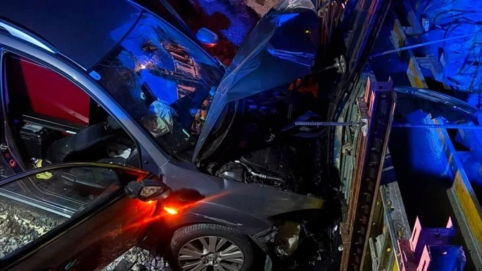 Pkw landete in der Baugrube auf der A 9 bei Kammern