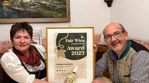 Ilse und Rudi Pötscher mit „Österreich Weiß“, der 2023 mit dem „Fair Wine Award“ ausgezeichnet worden ist 