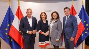 SPÖ-Verkehrsminister Peter Hanke  (Archivfoto) mit LH Mario Kunasek und den Landesrätinnen Simone Schmiedtbauer und Claudia Holzer