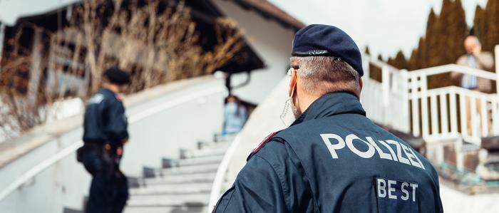 Die steirische und die Wiener Polizei hoben bei der „Operation Wildgans“ fünf Cannabisplantagen mit rund 5500 Pflanzentöpfen aus, nachdem eine serbische Tätergruppe rund eine Tonne verkauft haben soll.  