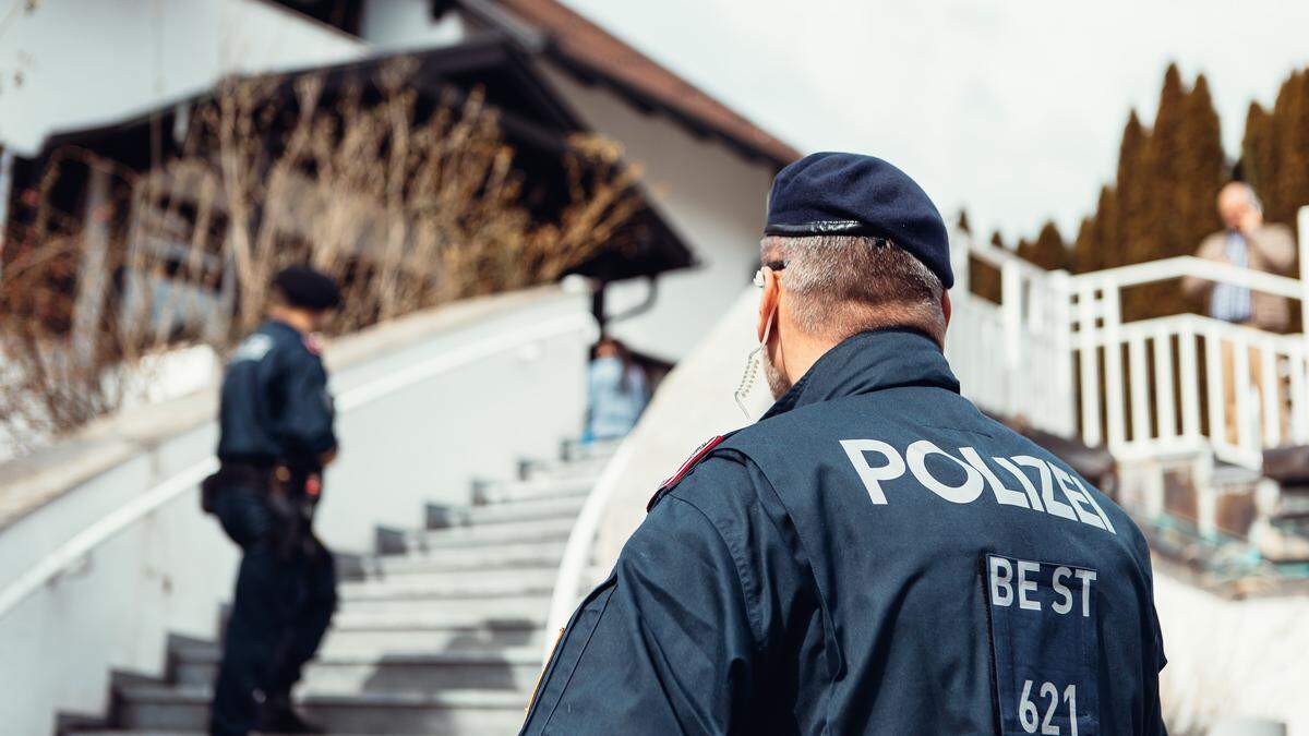 Die steirische und die Wiener Polizei hoben bei der „Operation Wildgans“ fünf Cannabisplantagen mit rund 5500 Pflanzentöpfen aus, nachdem eine serbische Tätergruppe rund eine Tonne verkauft haben soll.  