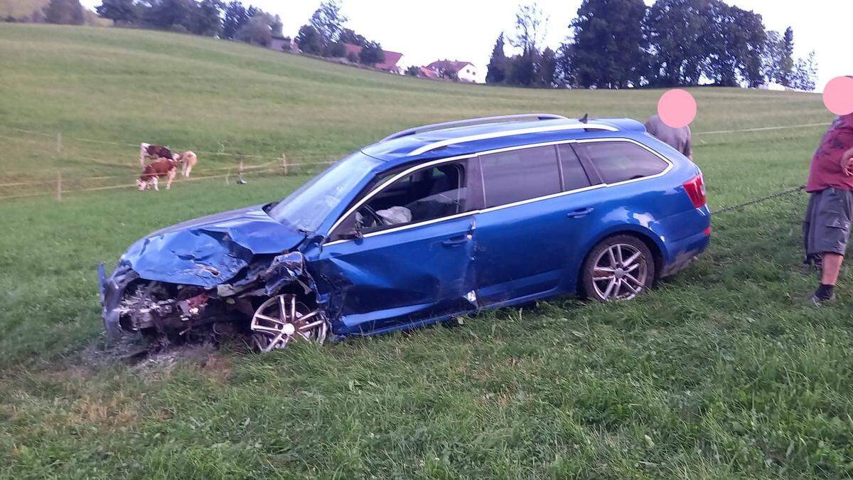 Das Auto der 43-Jährigen wurde von der Feuerwehr mithilfe von örtlichen Landwirten geborgen