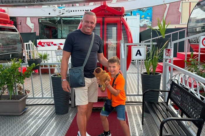 Landeshauptmann Mario Kunasek (FPÖ) und Sohn Theo drehten eine Runde mit dem Riesenrad „Wheel of Venice“ in Jesolo