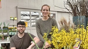 Martin Wruss und seine Schwester Stefanie Tement vom Gartenbaubetrieb Wruss in Gamlitz inmitten blühender Frühlingsboten: Mit der Lust aufs Garteln startet für die Branche das große Frühjahrsgeschäft