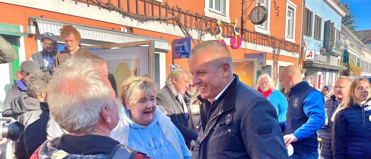 Mario Kunasek mit Fans beim Wahlkampfstopp auf dem Stainzer Hauptplatz