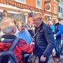 Mario Kunasek mit Fans beim Wahlkampfstopp auf dem Stainzer Hauptplatz