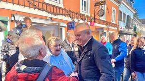 Mario Kunasek mit Fans beim Wahlkampfstopp auf dem Stainzer Hauptplatz