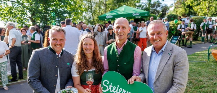 STG-Geschäftsführer Michael Feiertag, Stefanie Leitner (Weingut Leitner, Ilztal), Landesrat Willibald Ehrenhöfer und Landeshauptmann Mario Kunasek