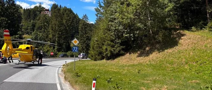 Rettungshubschrauber an einer Unfallstelle