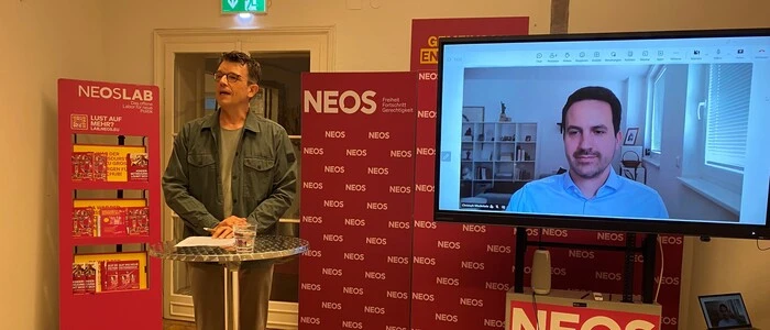 Minister Christoph Wiederkehr war per Video zugeschaltet, als Neos-Spitzenkandidat Philipp Pointner für Sprachförderung trommelte