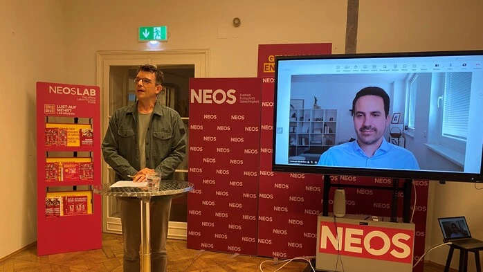 Minister Christoph Wiederkehr war per Video zugeschaltet, als Neos-Spitzenkandidat Philipp Pointner für Sprachförderung trommelte