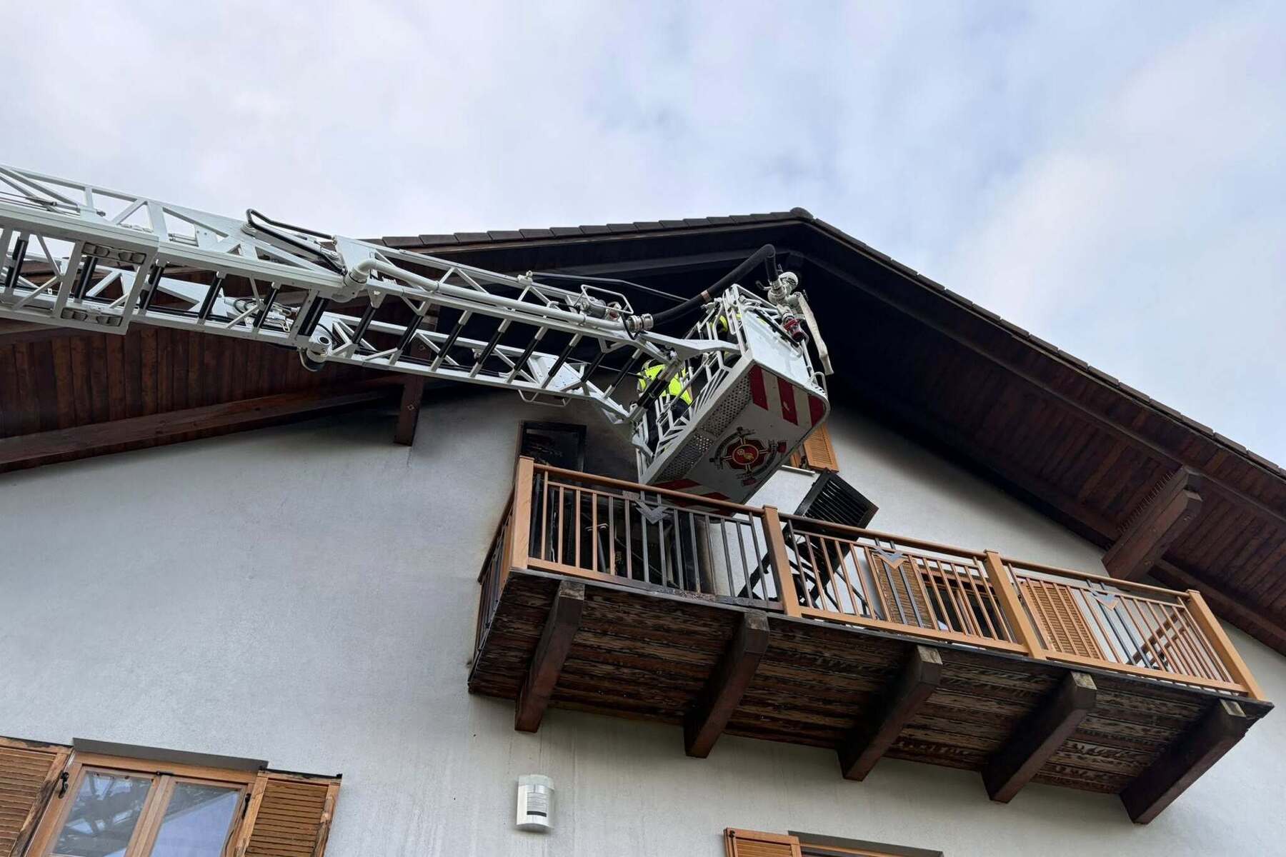 Zigarette löste Brand aus: Tochter des Hausbesitzers rauchte am Balkon