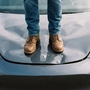 Schuhe auf Motorhaube