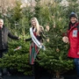 Von links nach rechts: LK-Präsident Andreas Steinegger, buschiger Christbaumklassiker, Christbaumprinzessin Anna Friedl, eleganter Etagenbaum, Obfrau Martina Lienhart 