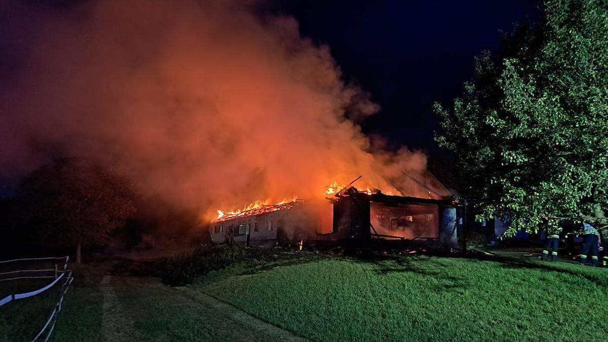 Das Wirtschaftsgebäude in der Ortschaft Laßnitzthal ging in der Nacht auf Samstag in Flammen auf 