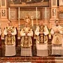 Festlicher Ostergottesdienst in der Stiftskirche St. Lambrecht im Jubiläumsjahr „950 Jahre Stift St. Lambrecht“: Altabt Benedikt Plank, Abt Alfred Eichmann, Weihbischof Johannes Freitag, Prior Gerwig Romirer und Pater Aaron Laun (v.l.)