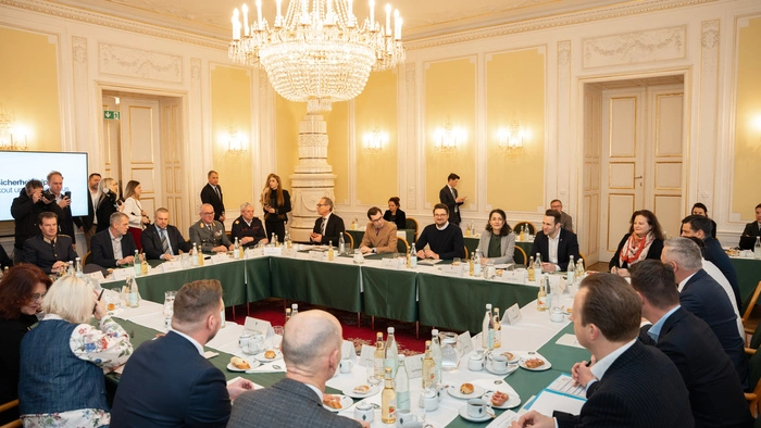 Im Weißen Saal der Grazer Burg findet der steirische Sicherheitsgipfel statt (Archivbild)