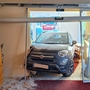 Auto und Eingangsbereich wurden schwer beschädigt.