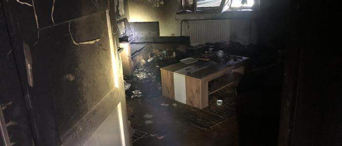 Das Feuer brach in einer Wohnung in einem Mehrparteienhaus aus