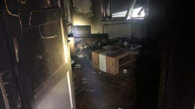 Das Feuer brach in einer Wohnung in einem Mehrparteienhaus aus