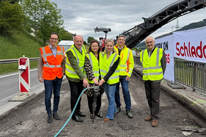 Baustelle B 320: David Spielbichler (Strabag), Bürgermeister Hermann Trinker, Landesrätin Claudia Holzer, Abgeordnete Eva Maria Kroismayr-Baier, Martin Reiter-Puntinger (Baubezirksleitung Liezen) und  Peter Fischer (Straßenerhaltung; v. l.)