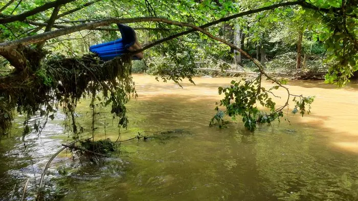 Luftmatratzen, Rucksäcke, Zelte schwammen davon