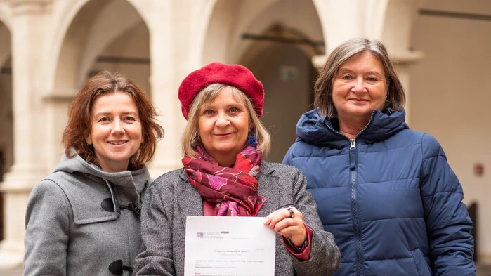 Claudia Klimt-Weithaler mit Sozialarbeiterin Karin Gruber (rechts) und Klubdirektorin Karin Reimelt